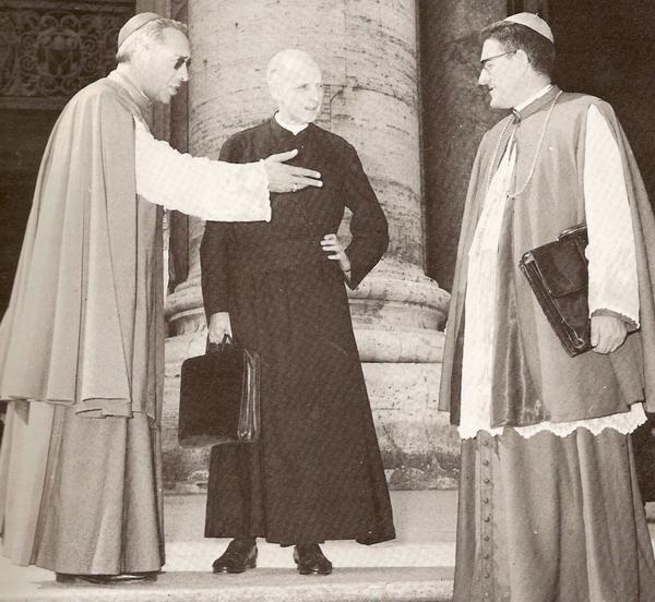 007.jpg - Durante el Concilio Vaticano II, en la Plaza de San Pedro, junto al Padre Arrupe.