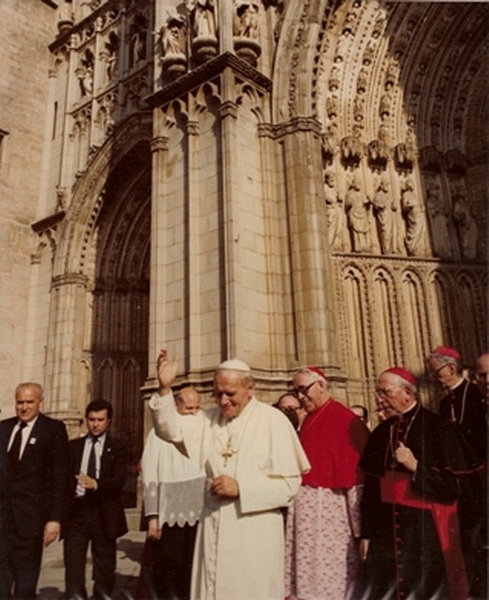 006.jpg - 1982.11.04 Salida de la Catedral de Toledo.