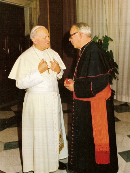 010.jpg - Años ochenta. En el Vaticano, con San Juan Pablo II.