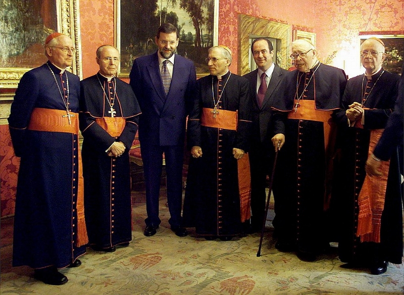 004.jpg - 2001. Don Marcelo con los cardenales españoles y Mariano Rajoy.