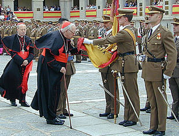 005.jpg - 2002.06.09 Jura de bandera en la Academia de Toledo, tras él, el cardenal Álvarez Martínez.