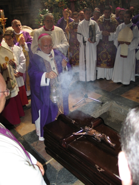 004.jpg - 2004.08.28-c El Arzobispo Cañizares inciensa el féretro.