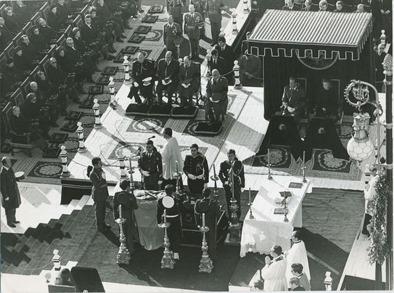 007.jpg - 1975.11.23 funeral de cuerpo presente de Franco.