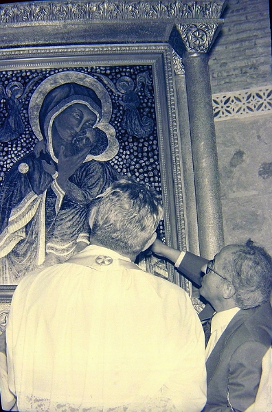 008.jpg - 1976.09 Manuel Sánchez explicando a don Marcelo , que en el cuadro ha añadido fragmentos del cuadro primitivo, destruido en 1936, que devotos de la Virgen habían conservado desde entonces como reliquias.