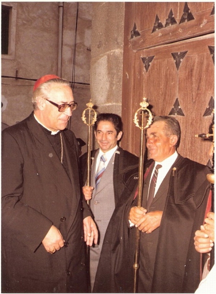 011.jpg - 1977. Don Marcelo con el Mayordomo de la Cofradía de la Santa Vera Cruz de Lagartera, Carlos García.