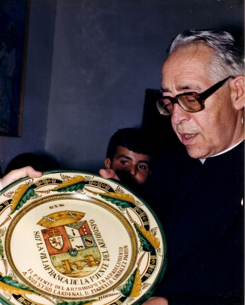 015.jpg - 1986.10.12 (01) con un plato de cerámica de Puente del Arzobispo (Toledo).