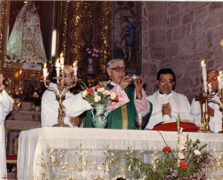 016.jpg - 1986.10.12 (02)Con don Mateo, a la izq. y don Demetrio a la derecha.
