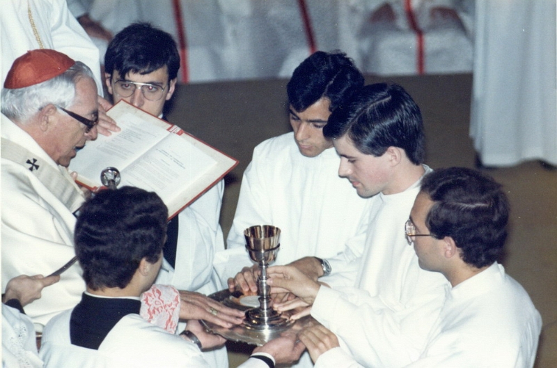 021.jpg - 1987. Acolitado de Monseñor Rafael.