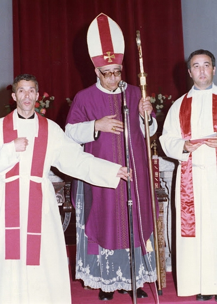 022.jpg - 1987. En la parroquia de los Santos Mártires de Talevara de la Reina (Don Juan Martín Maestro y Monseñor Ángel Rubio Castro).