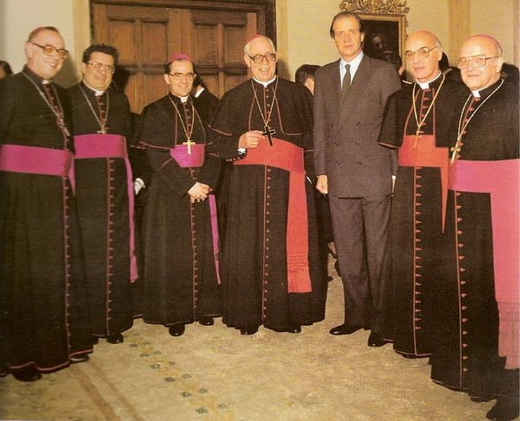 027.jpg - El Rey junto al Comité Ejecutivo de la Conferencia Episcopal Española. Junto a D. Marcelo, el Nuncio de su Santidad, Monseñor MarioTagliaferri.